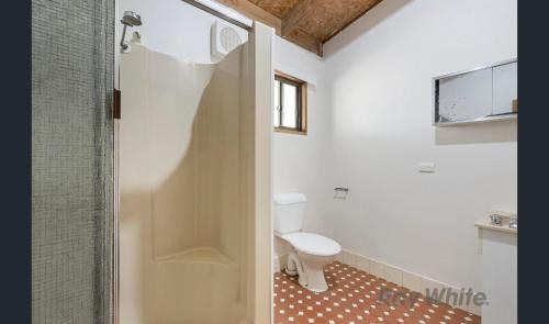 ein Bad mit WC und Glastür in der Unterkunft Karoa in Wallaroo