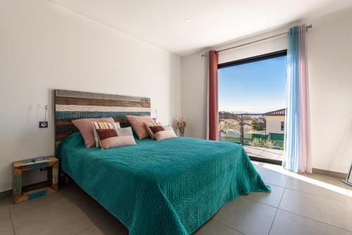 Posteľ alebo postele v izbe v ubytovaní Afa, proche d Ajaccio, Magnifique Villa 4 pers avec Piscine privée et vue montagne