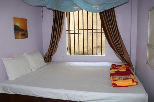 a bed in a room with a window at Hiep Tung homestay in Tân Hiệp