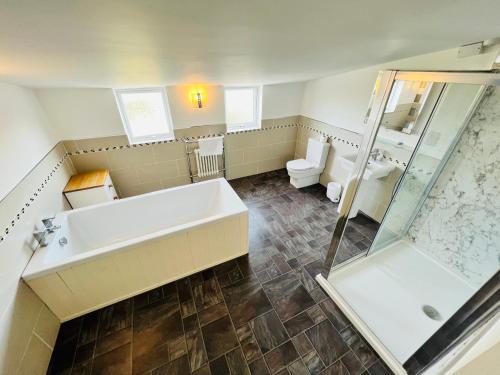 ein Bad mit einem Waschbecken, einer Dusche und einem WC in der Unterkunft RedButt House, Freshwater, 3 Bedrooms, WiFi, Garden in Freshwater