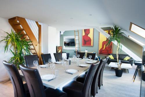 BIG MAMA with Aircon ,free parking