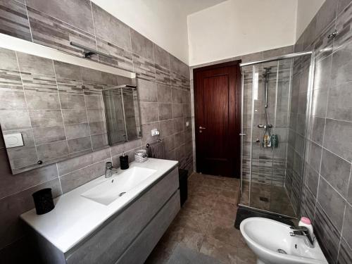 een badkamer met een wastafel, een douche en een toilet bij A casa di Mary in Calimera