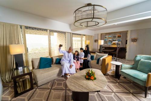 Ein Sitzbereich in der Unterkunft InterContinental Muscat by IHG