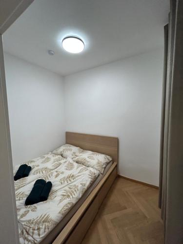 een klein bed in een kamer met een licht bij Deluxe Apartment Favoriten in Wenen