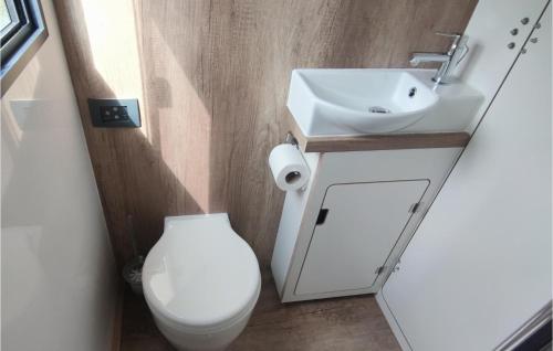 a bathroom with a white toilet and a sink at Gorgeous Ship In Havelsee Ot Ktzkow With Kitchen in Kützkow