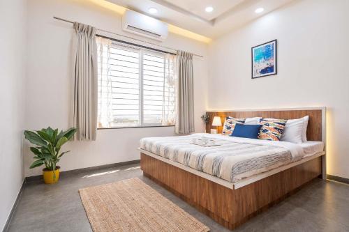 Ένα ή περισσότερα κρεβάτια σε δωμάτιο στο StayVista's Vinho Sunsets - Farm-View Villa Near Sula with Pool & Terrace