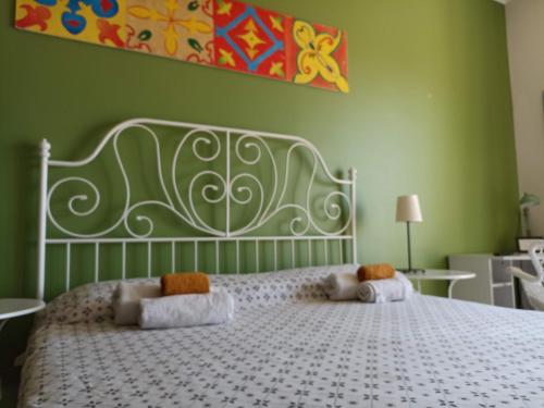 ブロンテにあるGood Morning Etnaのベッドルーム1室(大きな白いベッド1台、枕2つ付)