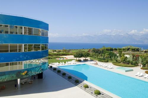 een uitzicht op het zwembad van een resort bij The Marmara Antalya in Antalya