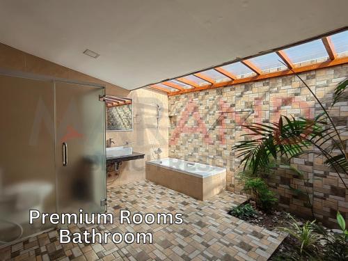 Marand Beach Resort في باوانج: حمام مع دش وحوض استحمام