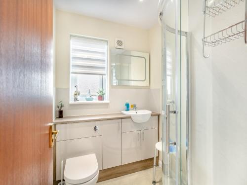 łazienka z umywalką, toaletą i oknem w obiekcie Ocean View - 28045 w mieście Banff