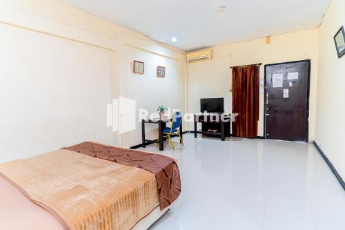 Postel nebo postele na pokoji v ubytování Cherry Pink Hotel Medan Mitra RedDoorz