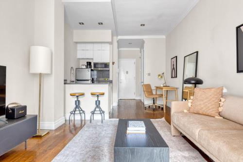 Een zitgedeelte bij W Village 1BR w Elevator WD nr subway NYC-762