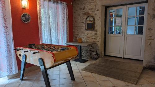 Πινγκ πονγκ στο Chambres d'hôtes Les Lits des Fées ή εκεί κοντά