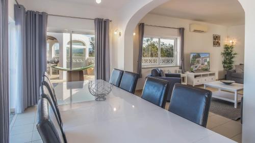a dining room and living room with a white table and chairs at Casa Monte Cristo IV in Lagos