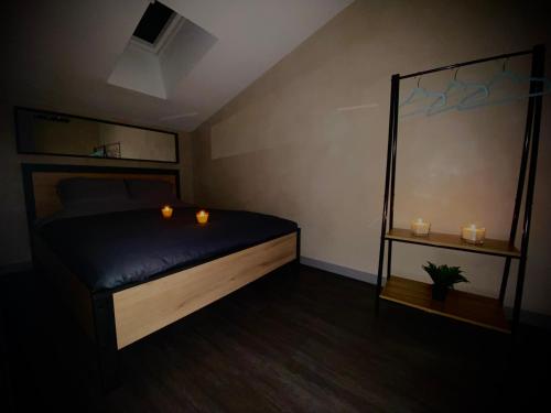 een slaapkamer met een bed met kaarsen erop bij Etoiles Résidence de l'agout in Castres
