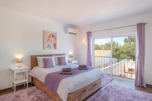 a bedroom with a large bed and a balcony at Casa Monte Cristo IV in Lagos