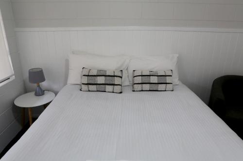 Ein Bett oder Betten in einem Zimmer der Unterkunft Mudgee Vineyard Motor Inn