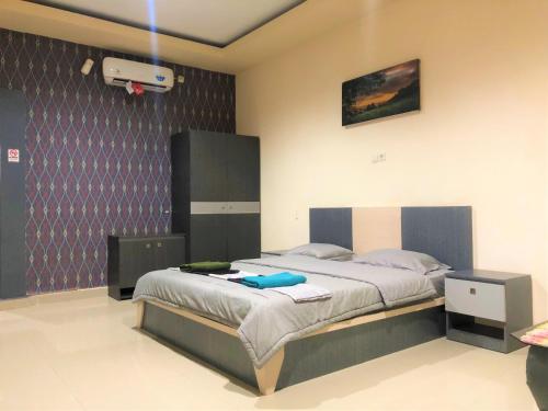 a bedroom with a bed and a basketball hoop at MS Hotel Pinrang Mitra RedDoorz in Pinrang