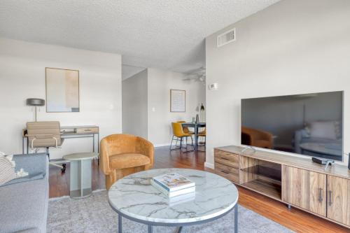 Φωτογραφία από το άλμπουμ του Woodland Hills 2BR w Pool Gym nr Warner Center LAX-699 στο Λος Άντζελες