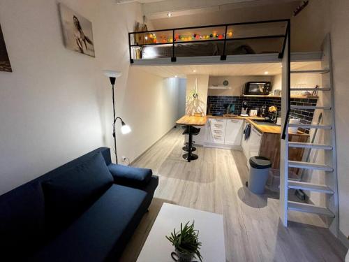 sala de estar con sofá y cama elevada en Studio azur, en Aigues-Mortes