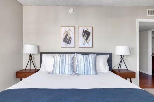 a bedroom with a large white bed with two lamps at Woodland Hills 2BR w Pool Gym nr Warner Center LAX-699 in Los Angeles