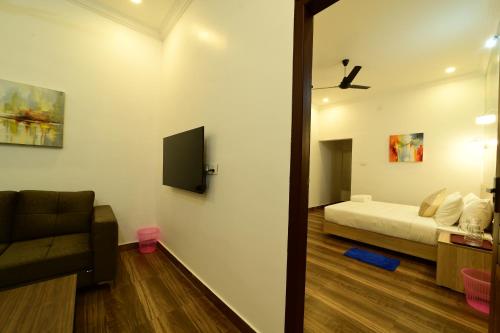 a living room with a bed and a couch at Vrindavan Resort and spa in Kokkānisseri