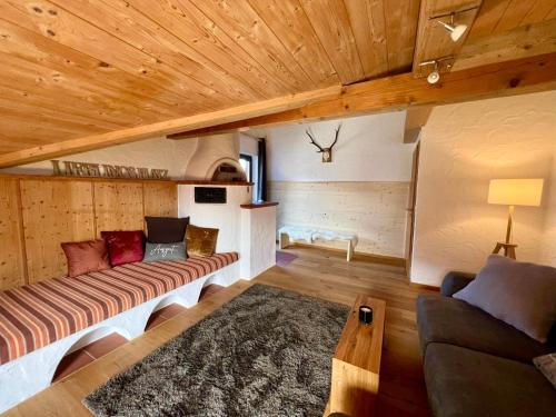 uma sala de estar com um sofá e uma mesa em Chalet Alpenflair em Pfronten