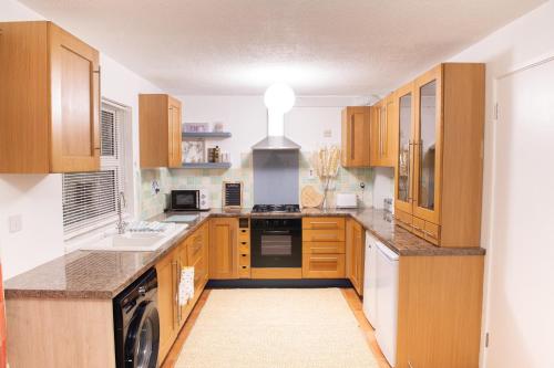 A kitchen or kitchenette at Bakerville Stays - Home in Osier - 3 Bed