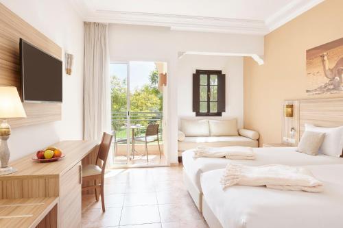 Postel nebo postele na pokoji v ubytování Iberostar Waves Club Palmeraie Marrakech All Inclusive