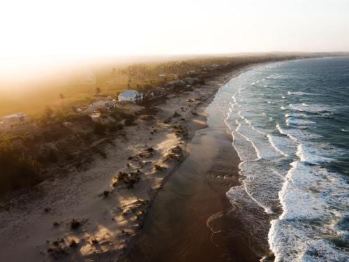 uma vista aérea da costa de uma praia em Liquid Dive Adventures em Praia do Tofo