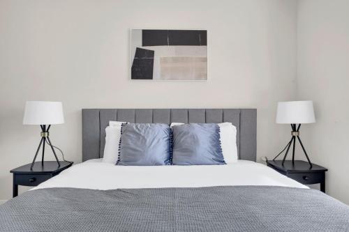 Ένα ή περισσότερα κρεβάτια σε δωμάτιο στο Sunnyvale 1BR w WD Roof nr Caltrain SFO-1053