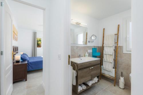 a bathroom with a sink and a mirror at Apartamento La Pergola in Font de Sa Cala