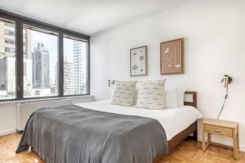 Postel nebo postele na pokoji v ubytování Sutton Place 2BR w Gym Pool nr Rockefeller NYC-516