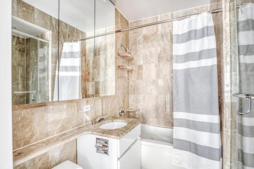 Koupelna v ubytování Sutton Place 2BR w Gym Pool nr Rockefeller NYC-516