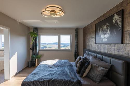 1 dormitorio con cama y ventana grande en Resort of Spirit, 