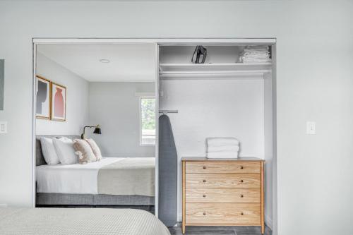 ein Schlafzimmer mit einem Spiegel, einem Bett und einer Kommode in der Unterkunft Sherman Oaks 1BR nr Ventura Blvd shops TJ WF LAX-495 in Los Angeles