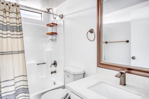 ein weißes Bad mit einem WC und einem Spiegel in der Unterkunft Sherman Oaks 1BR nr Ventura Blvd shops TJ WF LAX-495 in Los Angeles