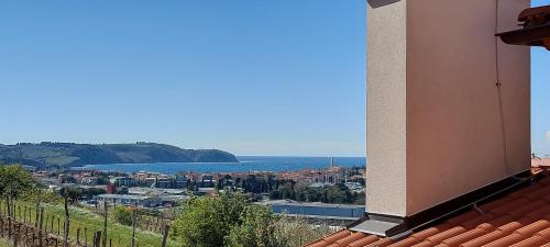 - une vue sur la ville et l'océan depuis un bâtiment dans l'établissement WineHouse with Seaview Gregoric, à Izola