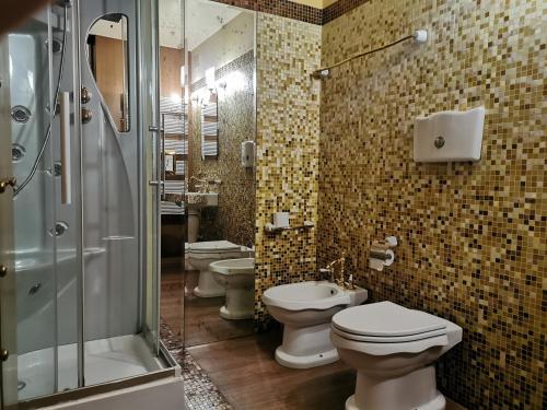 łazienka z 3 toaletami i prysznicem w obiekcie Venice Dose Suite w Wenecji