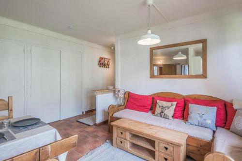 un salon avec un canapé et une table dans l'établissement Appartement Cosy, Chamonix Centre, à Chamonix-Mont-Blanc