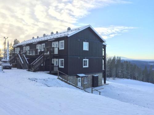 une maison au sommet d'une colline dans la neige dans l'établissement Björnrike Vemdalen. Mitt i backen, à Vemdalen