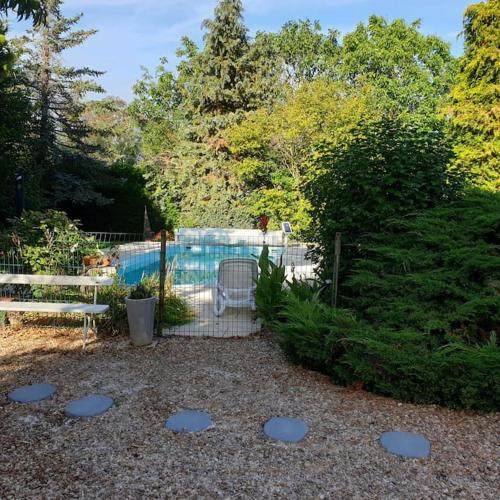 un jardin avec une clôture et une piscine dans l'établissement Maison en bord de Loire, à Bou