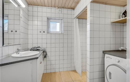 エーベルトフトにあるAmazing Home In Ebeltoft With 5 Bedrooms, Sauna And Indoor Swimming Poolのバスルーム(シンク、洗濯機付)