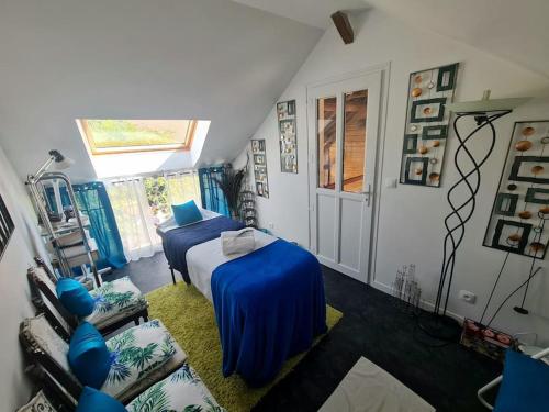 a bedroom with two beds with blue sheets in it at Maison Cosy en Pleine Nature 