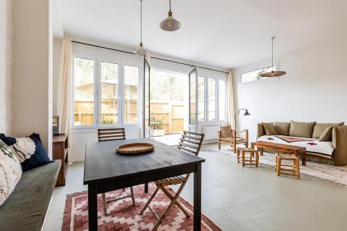 un salon avec une table et un canapé dans l'établissement Appartement proche plage, à Lège-Cap-Ferret