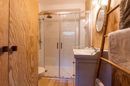 une salle de bain avec douche et lavabo dans l'établissement Appartement proche plage, à Lège-Cap-Ferret