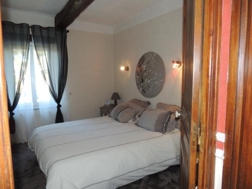 מיטה או מיטות בחדר ב-Campagne Beausoleil