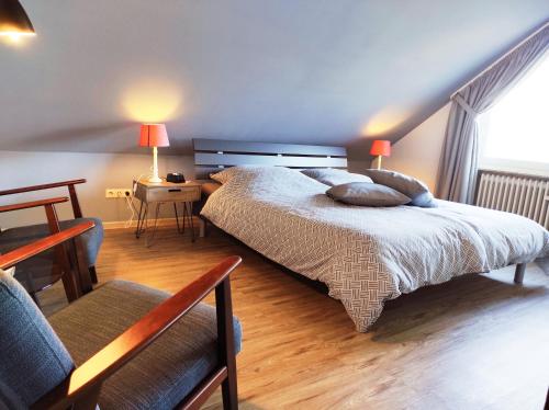 um quarto com uma cama, uma mesa e uma cadeira em Gästehaus Hoxel em Hoxel