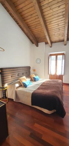 Ένα ή περισσότερα κρεβάτια σε δωμάτιο στο CAL TRANQUIL Camprodon, acollidor àtic al centre