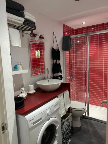 a bathroom with a washing machine and a sink at San Pedro Family Beach in Puerto de la Cruz